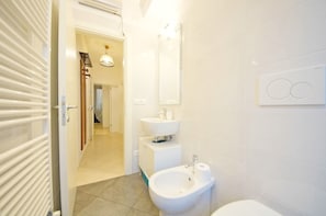 Apartment | Badezimmer | Dusche, Haartrockner, Bidet, Handtücher