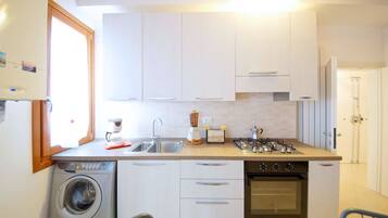 Huoneisto | Yksityinen keittiö | Täysikokoinen jääkaappi, mikroaaltouuni, uuni, liesi