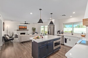 Een koelkast, een magnetron, een oven, een kookplaat