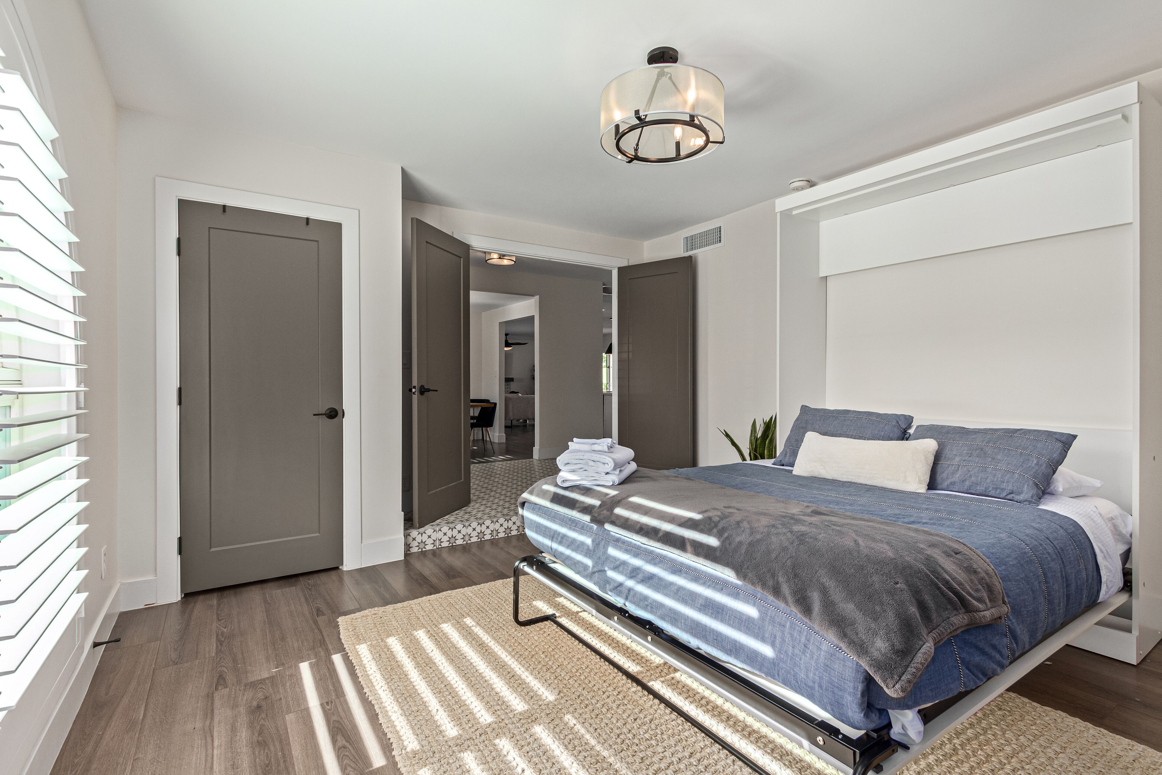 4 chambres, bureau, fer et planche à repasser, lit parapluie