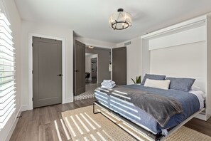 4 soverom, skrivebord, strykejern/-brett og reiseseng for barn