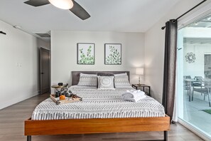 4 slaapkamers, een bureau, een strijkplank/strijkijzer, reisbedje