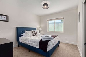 4 bedrooms, desk, iron/ironing board, travel cot