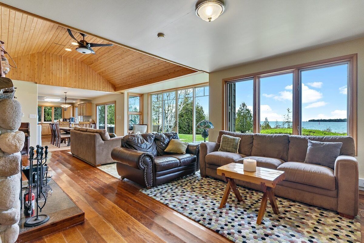 Téléviseur connecté, foyer, lecteur de DVD, bureau