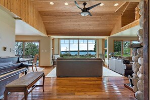 Smart TV, lareira, DVD player, escritórios