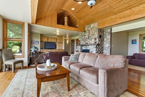 Smart TV, chimenea, reproductor de DVD y oficina