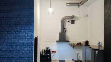 Refrigerador con freezer, microondas, placa de cocina, plancha de cocina