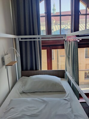 Bed in 5 bed Female Dormitory | Bộ đồ giường kháng dị ứng, truy cập Internet không dây miễn phí 