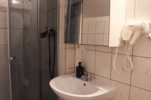 Buồng tắm vòi sen, máy sấy tóc, khăn tắm, xà phòng 