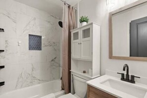 Chuveiro, secador de cabelo, toalhas de banho 