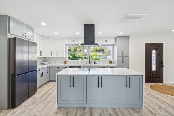 Frigorífico, microondas, horno y placa de cocina