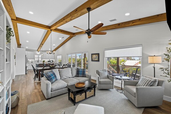 Televisión, chimenea, reproductor de DVD