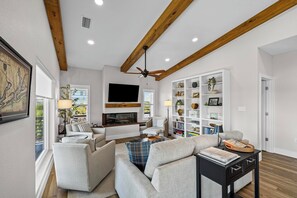 Fernseher, Kamin, DVD-Player