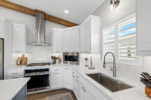 Fridge, microwave, oven, stovetop - Great 4 bedroom, 2.5 bath home on beautiful Pensacola Beach! (Pensacola Beach)