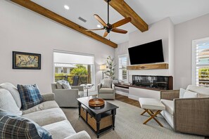 TV, fireplace, DVD player - Great 4 bedroom, 2.5 bath home on beautiful Pensacola Beach! (Pensacola Beach)