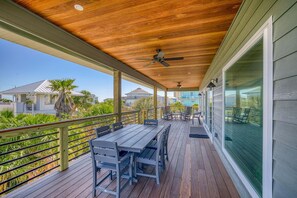 Outdoor dining - Great 4 bedroom, 2.5 bath home on beautiful Pensacola Beach! (Pensacola Beach)