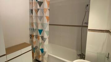 Serviettes fournies, papier toilette