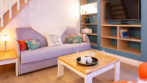Una sala de estar moderna con un sofá, una mesa de centro y estanterías.