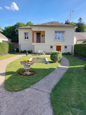 Property grounds - Riverside villa (Olivet)