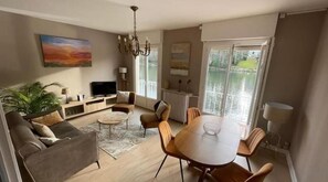 TV - Riverside villa (Olivet)