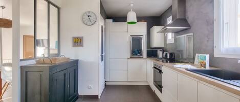 Een koelkast, een microgolfoven, een oven, een vaatwasser