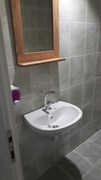Ducha, artículos de higiene personal gratuitos y secador de pelo