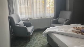Habitación empresarial | Ropa de cama de alta calidad, escritorio, insonorización y ropa de cama