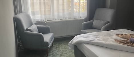 Business Room | Premium bedding, desk, soundproofing, bed sheets