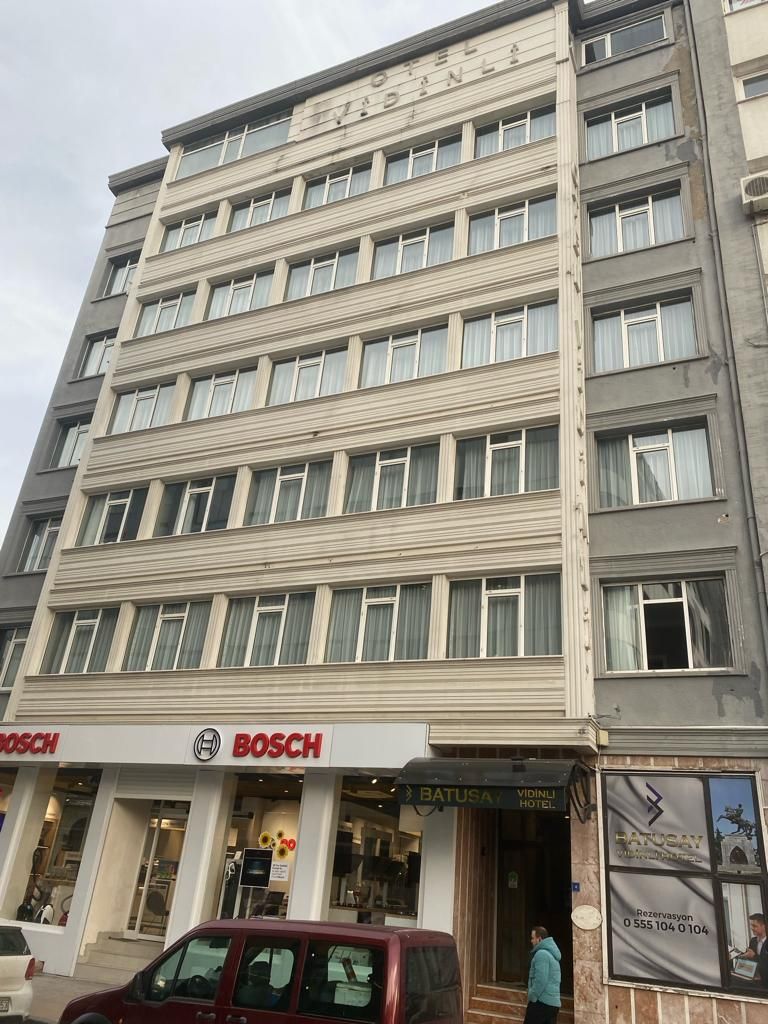 Ein mehrstöckiges Hotel mit einem sichtbaren Bosch-Geschäft im Erdgeschoss.