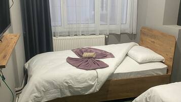 Habitación estándar con 2 camas individuales | Ropa de cama de alta calidad, escritorio, sistema de insonorización