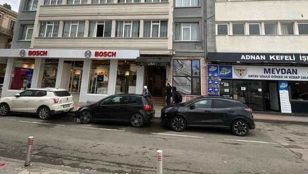 Un immeuble à plusieurs étages dont le rez-de-chaussée abrite un magasin appelé « BOSCH ».
