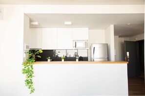 Cafetera y tetera, microondas, tostadora y utensilios de cocina 