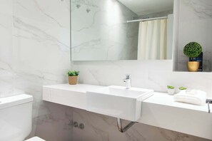 Een douche, een haardroger, handdoeken