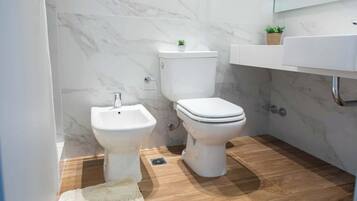 Ducha, secador de pelo, toallas y champú