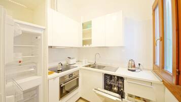 Appartamento | Cucina privata | Frigorifero, forno, piano cottura, lavastoviglie