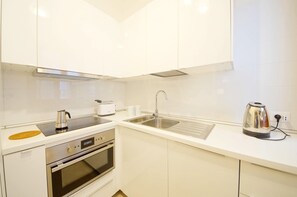 Apartment | Private kitchen | Fridge, oven, stovetop, dishwasher - Dolcevita Apartments N. 499 (Venice)