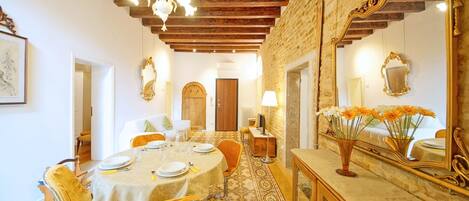 アパートメント | リビング エリア | 32 インチの薄型テレビ (デジタル放送視聴可)