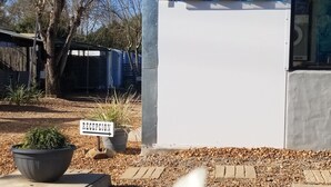 Um edifício com uma placa que diz 