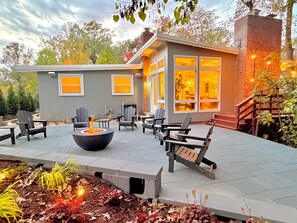 Terrace/patio - Best Vacation Home in Arlington, 4 bedrooms 3 full bath, 8 beds, 12 guests (Arlington)