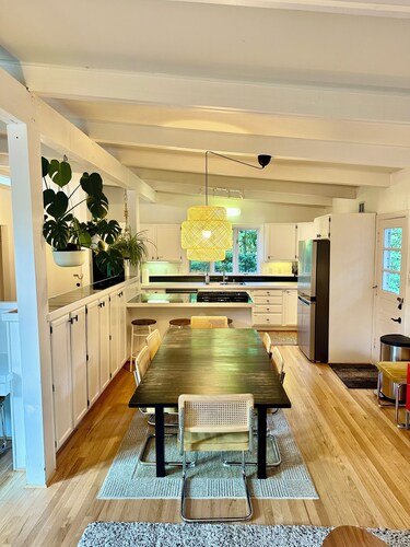 Best Vacation Home in Arlington, 4 bedrooms 3 full bath, 8 beds, 12 guests