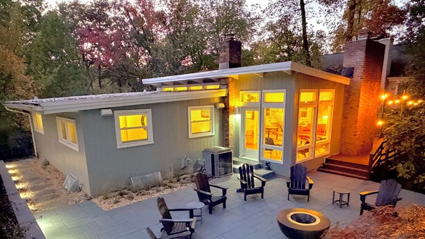A modern house with a patio area featuring outdoor furniture and a fire pit. - Best Vacation Home in Arlington, 4 bedrooms 3 full bath, 8 beds, 12 guests (Arlington)