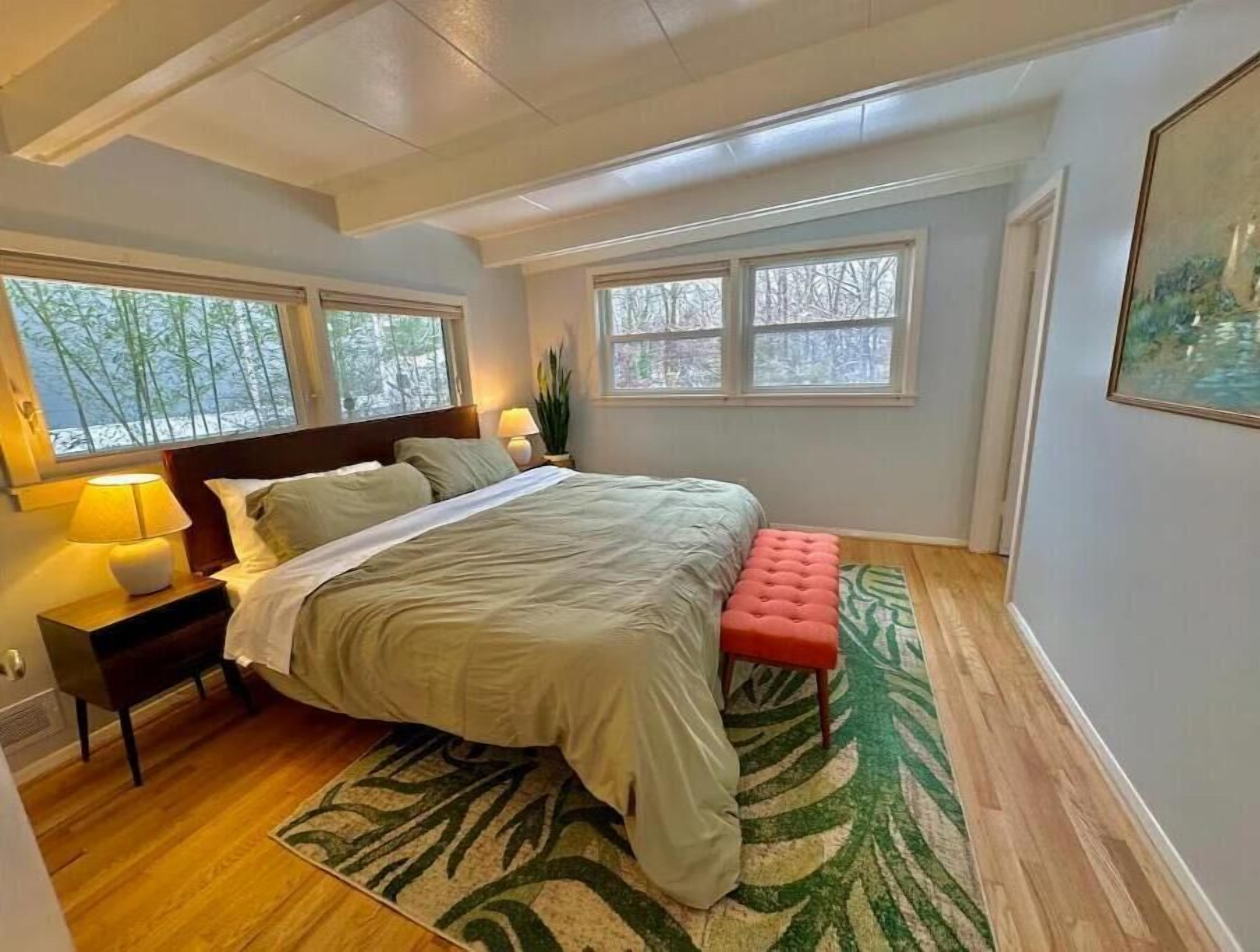 4 soverom, skrivebord, strykejern/-brett og reiseseng for barn