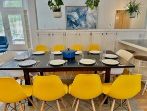 Dining - Best Vacation Home in Arlington, 4 bedrooms 3 full bath, 8 beds, 12 guests (Arlington)