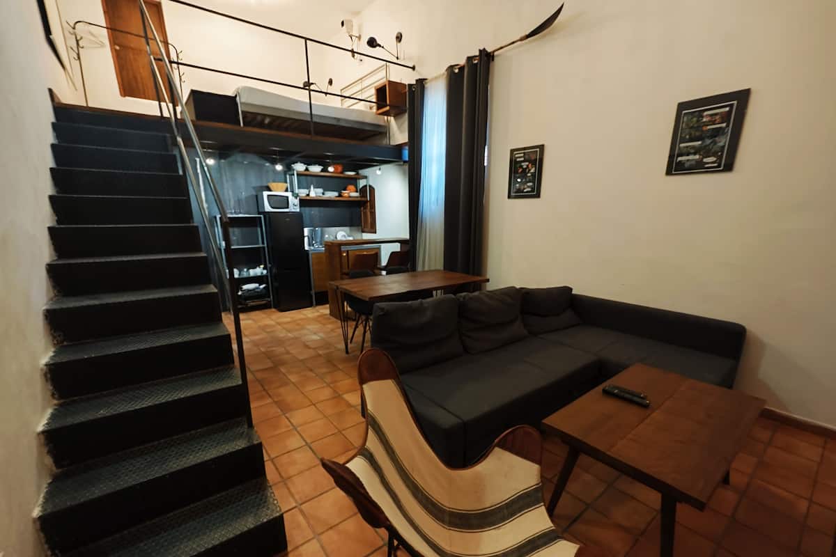 Loft | Seprai premium, selimut bulu angsa, meja kerja, dan Wi-Fi gratis