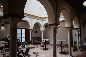 Terrace/patio - Hostel Café FRENTEABASTOS (Carmona)