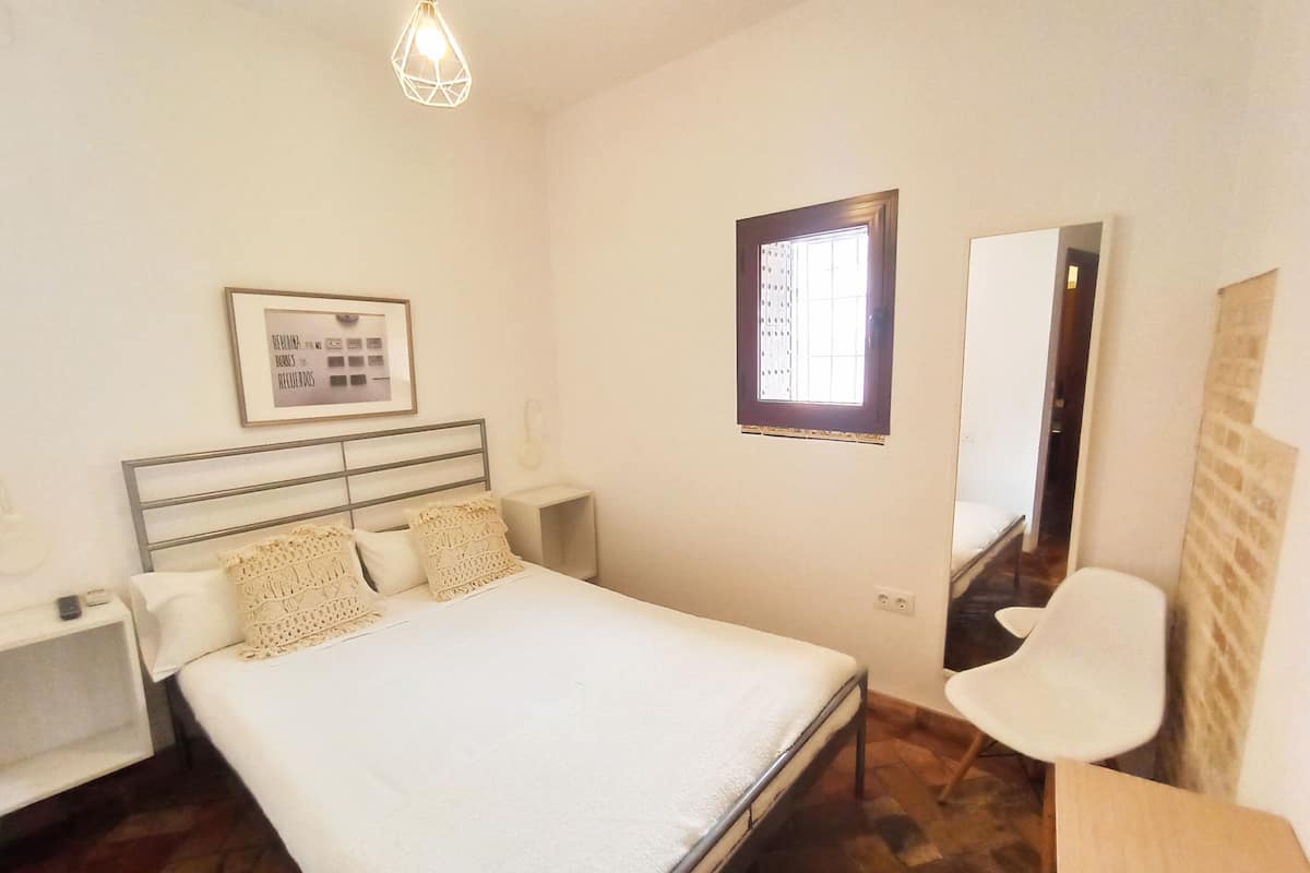 Kamar Double Ekonomi | Seprai premium, selimut bulu angsa, meja kerja, dan Wi-Fi gratis