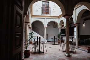 Terrace/patio - Hostel Café FRENTEABASTOS (Carmona)