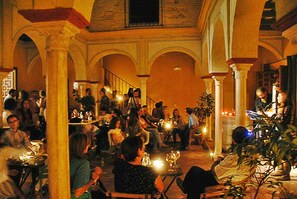 Bar (on property) - Hostel Café FRENTEABASTOS (Carmona)