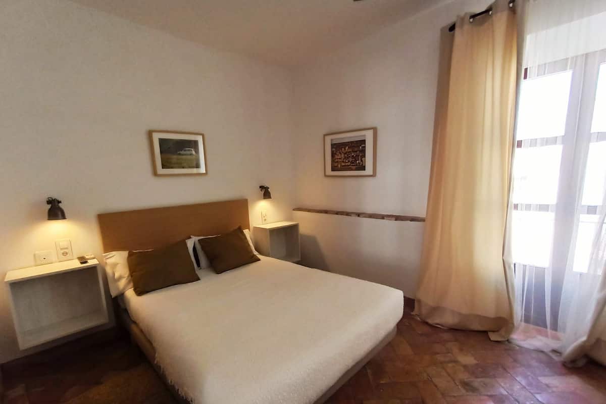 Kamar Double | Seprai premium, selimut bulu angsa, meja kerja, dan Wi-Fi gratis