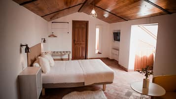 Habitación doble superior | Ropa de cama de alta calidad, edredón, escritorio y wifi gratis